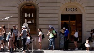 dolar-euroyu-gecti-amerikali-turistler-paris-butiklerine-akin-etti-xLYbTyk9.jpg