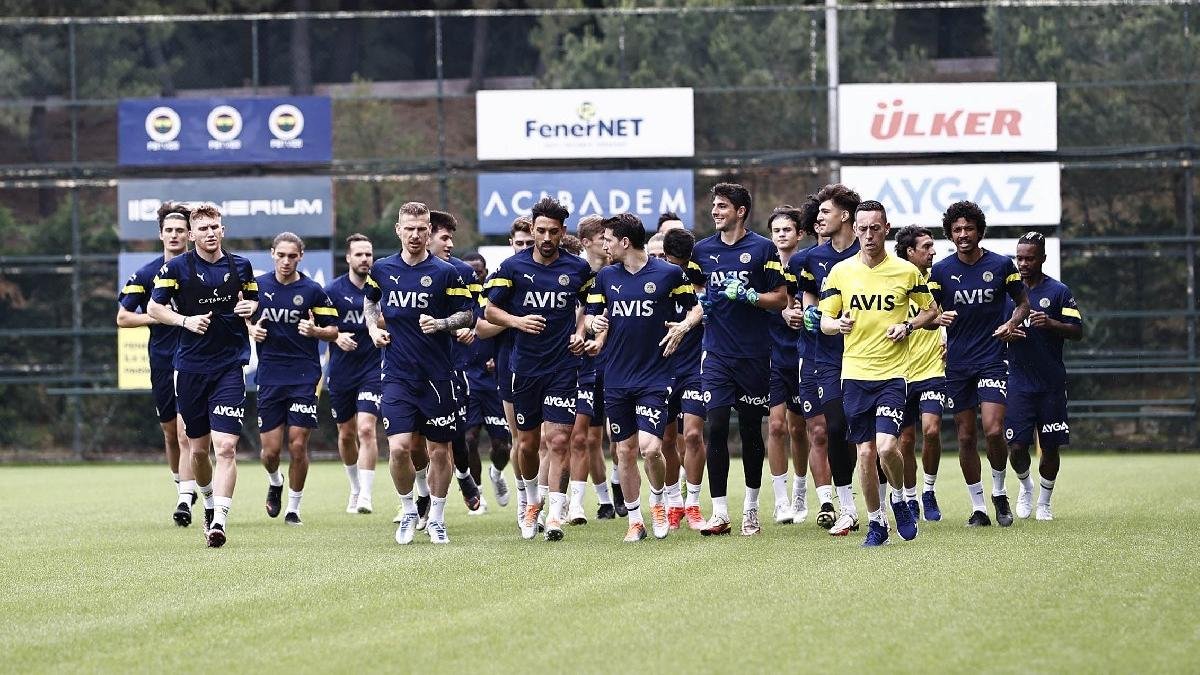 Fenerbahçe’nin UEFA listesinde 10 isim yer almadı