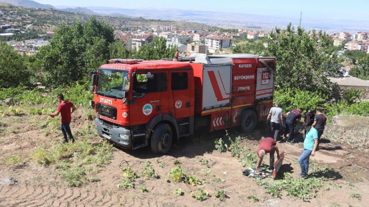 Kayseri’de itfaiye aracı devrildi, 4 itfaiye eri yaralandı