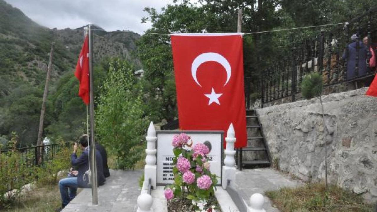 Şehit Necmettin öğretmen, kabri başında anıldı