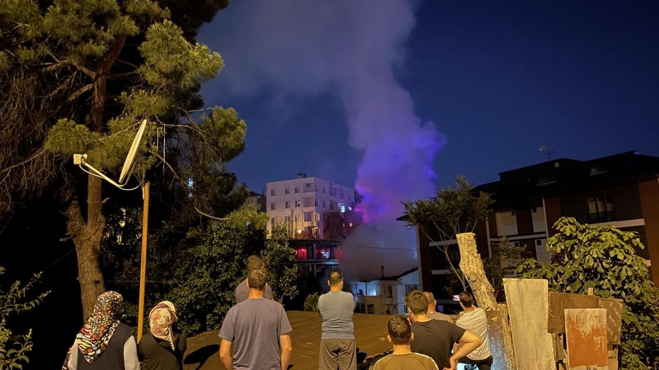 Üsküdar’da iki katlı binada çıkan yangın söndürüldü