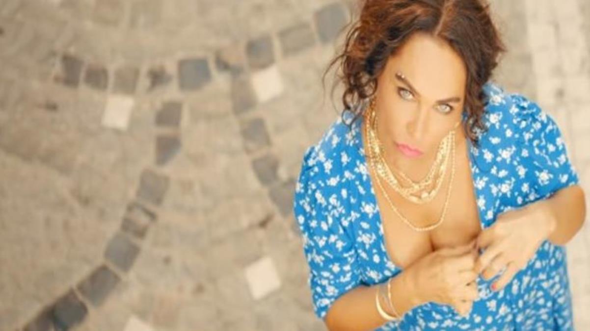 Hülya Avşar’dan bomba klip! Sakızı ağzından çıkarıp göğsüne yapıştırdı