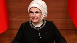 Azra Akın'dan Emine Erdoğan'a teşekkür, eleştirilere yanıt