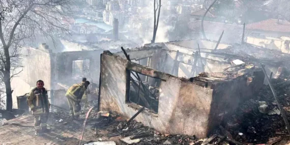 Mamak’ta Gecekondulara Sıçrayan Yangın Söndürüldü