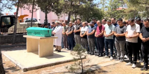 Trafik Kazasında Hayatını Kaybeden 15 Yaşındaki Kız Toprağa Verildi
