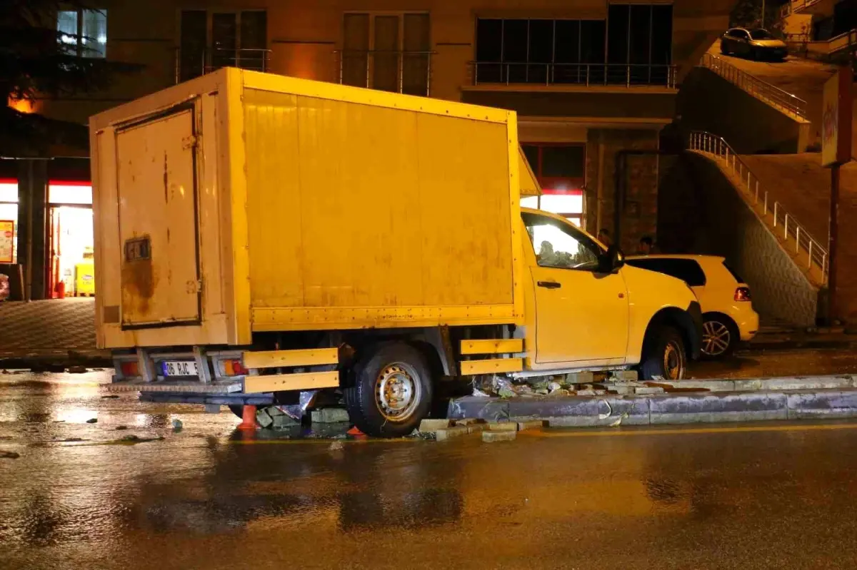 Ankara’da Sağanak Yağış Sele Neden Oldu, Araçlar Hasar Gördü