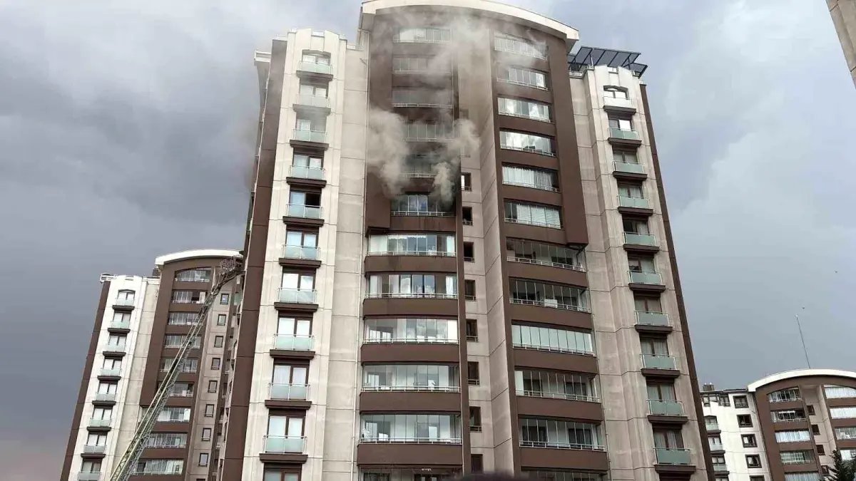 Başkent’te 14 Katlı Binada Yangın: İki Kişi Kurtarıldı