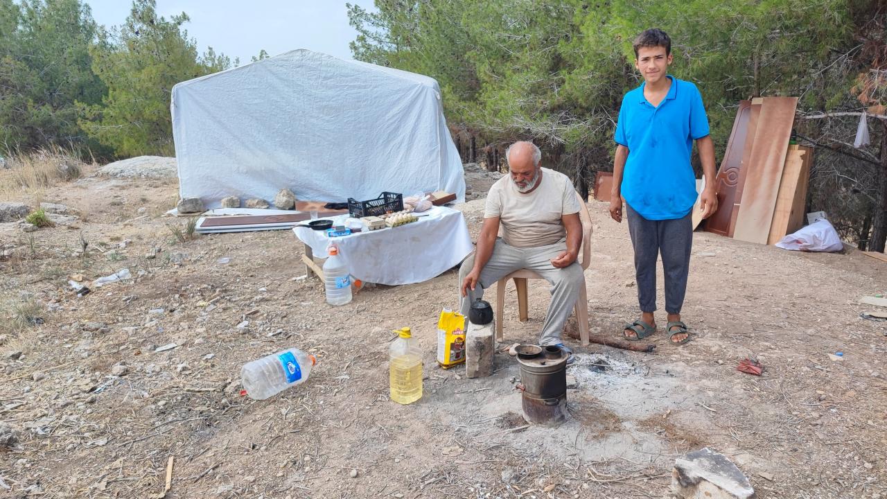 Eşi terk etti, ev sahibi sokağa attı! 6 çocuklu babadan yürek yakan sözler