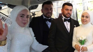 gelinlik-giydi-direksiyona-gecti-dugun-arabasini-goren-saskina-dondu-28eOahud.jpg