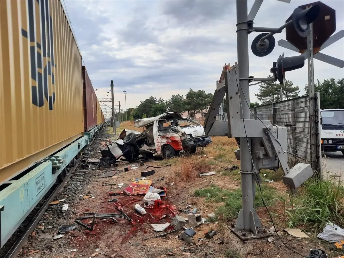 Muratlı’da Tren Minibüse Çarptı: Sürücü Yaralı