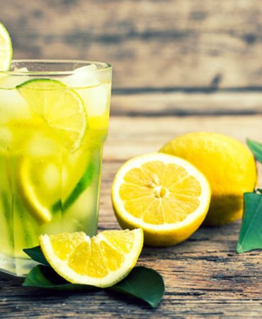 Cold lemonade with ice