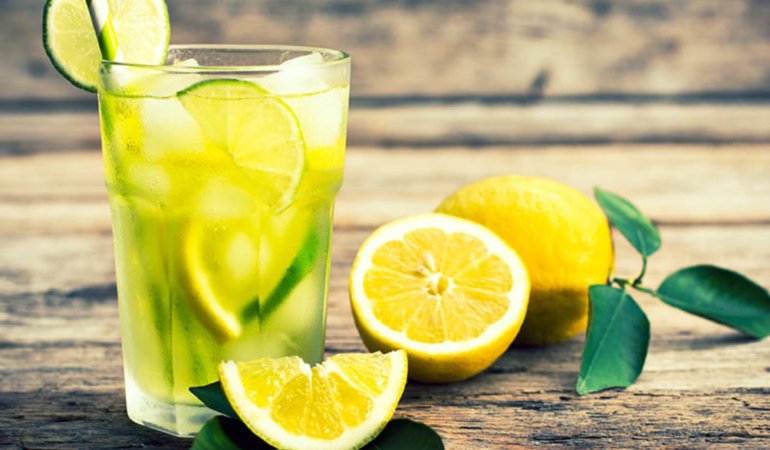 Cold lemonade with ice