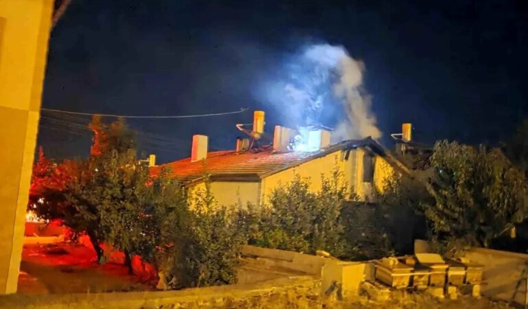 ankarada-yangin-2-kisi-dumandan-etkilenerek-hastaneye-kaldirildi-6vHOvPef.jpg