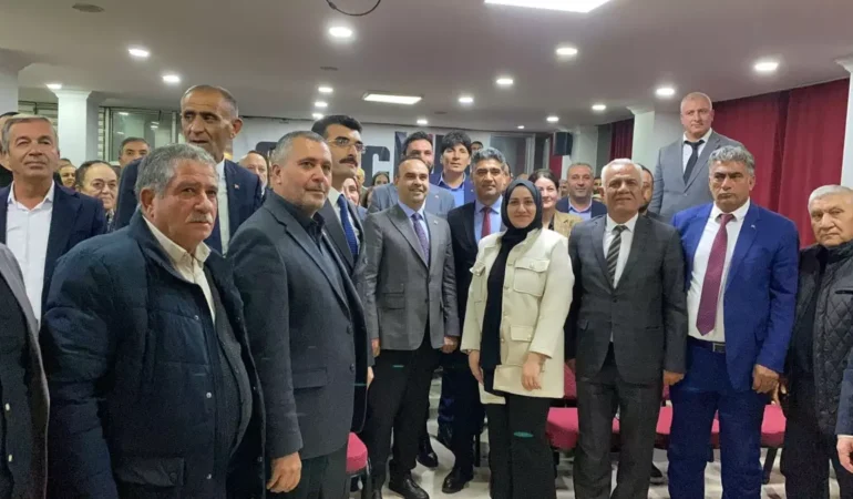 Bakan Kacır, Iğdır'da Çocuklara Oyuncak Togg Hediye Etti