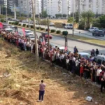 İndirim izdihamı: Haberi alan mağazanın önündeki kuyruğa koştu