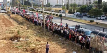 İndirim izdihamı: Haberi alan mağazanın önündeki kuyruğa koştu