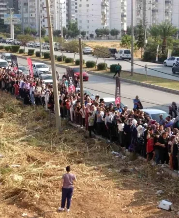 İndirim izdihamı: Haberi alan mağazanın önündeki kuyruğa koştu