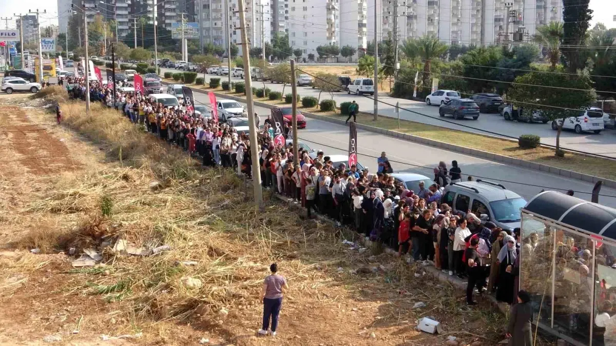 İndirim izdihamı: Haberi alan mağazanın önündeki kuyruğa koştu