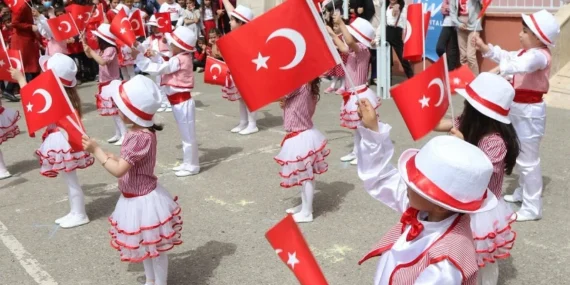 23 nisan 2026 resmi tatil mi, yarım gün mü? 23 Nisan’da okullar, bankalar, hastaneler ve noterler açık mı? İşte tatil takvimi