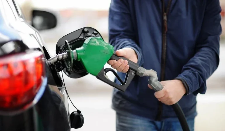 Tabelalar yeniden değişiyor: Benzin ve motorine indirim gelecek mi? LPG, Benzin, Mazot ne kadar olacak? İşte 12 Nisan akaryakıt fiyatları ve indirim detayları