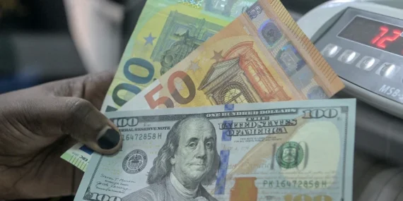 Dövizde yön değişti: Dolar düştü, Euro sert yükseldi