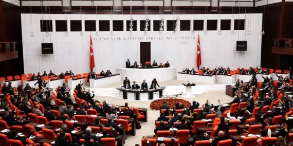 YENİ DÜZENLEME YASALAŞTI: Ücretli doğum izni süresi ne kadar oldu? 15 yaş altı sosyal medya yasağı çıktı mı? TBMM son dakika kararları açıklandı