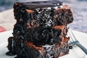 Sosu tam kıvamında! Islak kek nasıl yapılır? Ağızda eriyen ıslak kek tarifi