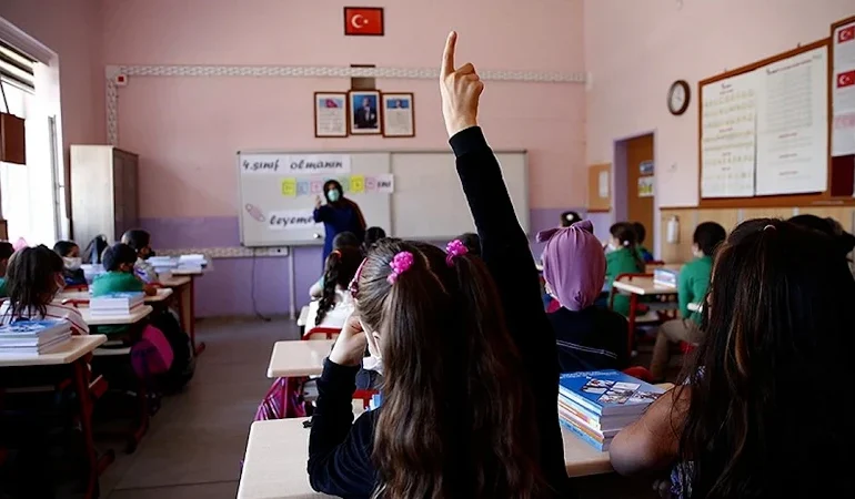 16-17 Nisan okullar tatil mi oldu, son dakika açıklaması geldi mi? MEB yarın perşembe ve cuma günleri okul var mı, yok mu?