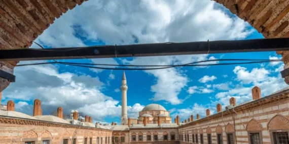 İzmir’de bayram namazı saat kaçta? 27 Mayıs 2026 İzmir Kurban Bayramı Namaz Vakti