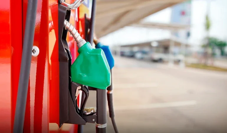Akaryakıtta beklenen indirim geliyor: Benzin ve motorinde yeni fiyatlar ortaya çıktı