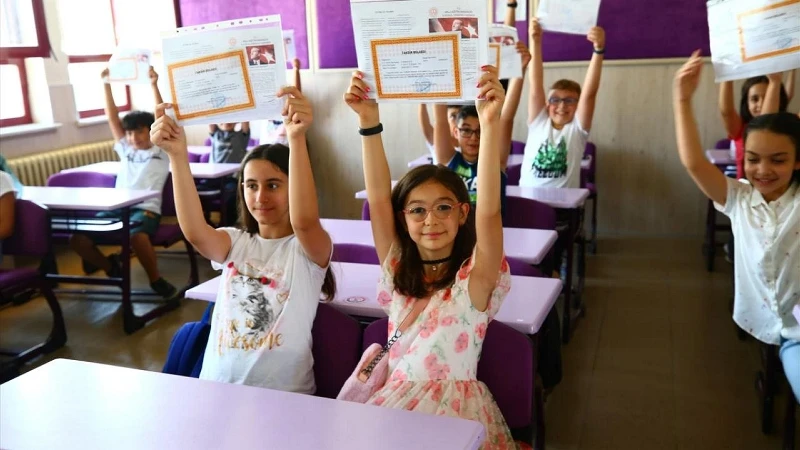 KARNE TEBRİK MESAJLARI 2026: Öğrencilere kısa, anlamlı, yeni ve motive edici karne sözleri