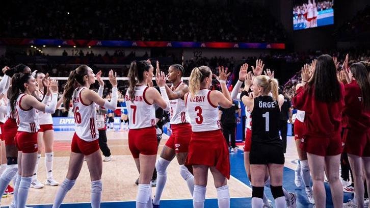 FİLENİN SULTANLARI TÜRKİYE ÇİN YARI FİNAL MAÇ SONUCU: 2026 VNL Milletler Ligi Türkiye-Çin voleybol maçı kaç kaç bitti? Türkiye finale yükseldi mi?