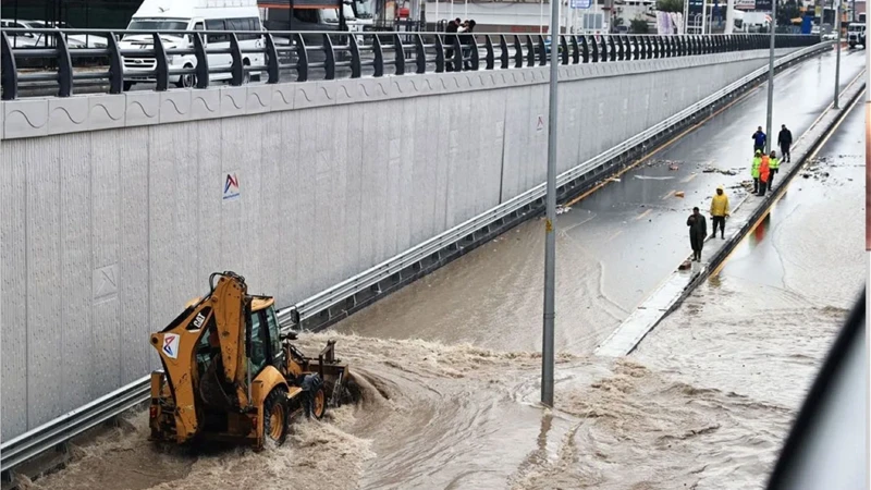 Mersin hava durumu: Sağanak hayatı olumsuz etkiledi
